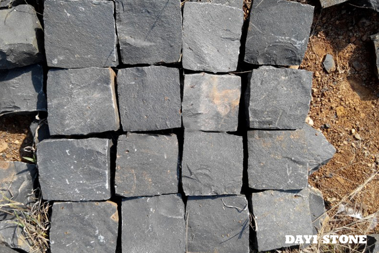 Cubes ZP Black Basalt All sides Natural Split 10x10x10cm - Dayi Stone